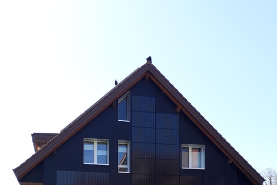Mehrfamilienhaus, Freimettigen, Fassadensanierung mit Photovoltaik.jpg